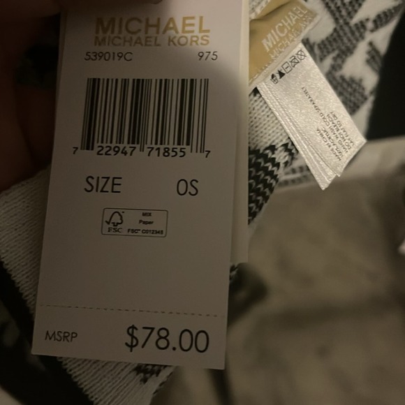 MICHAEL KORS LOGO REVERSIBLE SCARF WRAP - Picture 5 of 5